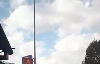 Anayolda geri geri giden otomobil, trafiği böyle...