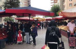 Aniden bastıran yağış pazarda zor anlar yaşattı