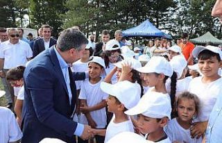 Anne ve babalar tarlada, çocuklar etkinlikte