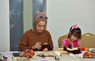 Anne ve çocukları Oyuncak ve Sanat Atölyesi’nde...