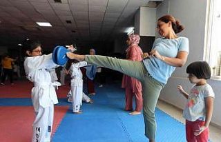 Anneler çocuklarıyla tekvando yaptı