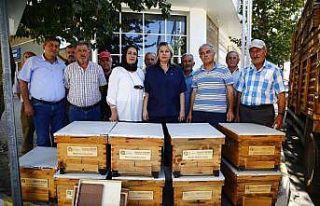 Antalya Büyükşehir’den arıcıya kovan desteği