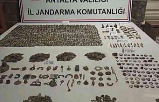 Antalya’da jandarma 3 bin 331 parça tarihi eser...