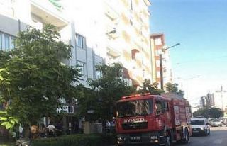Apartman dairesinde çıkan yangında bir kişi dumandan...