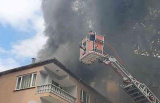 Apartmanın çatı katında yangın