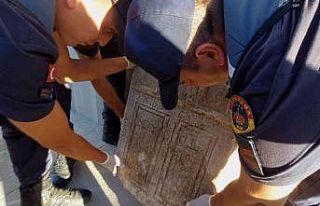 Araçta Roma dönemine ait mezar steli ele geçirildi