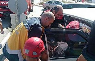 Araçta sıkışan sürücüyü itfaiye kurtardı