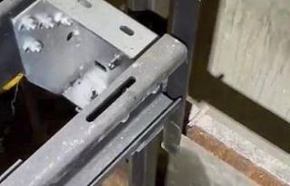 Asansör boşluğuna düşen köpekleri itfaiye kurtardı