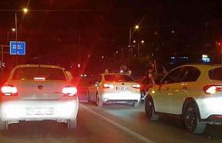 Asker uğurlama konvoyunda araçların camlarından...