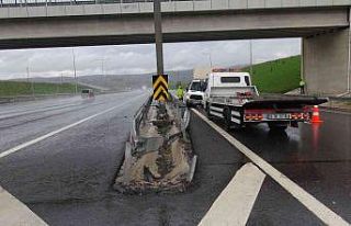Ayağı direksiyona sıkışan sürücüyü itfaiye...