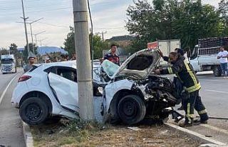 Aydınlatma direğine çarpan otomobilin sürücüsü...