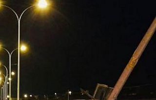 Aydınlatma direğine çarpan Tofaş ikiye bölündü