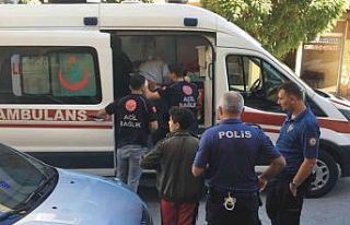 Babasını ve abisini bıçakladı