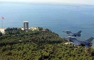 Bakan Akar, Şehitler Abidesi’ni selamladı