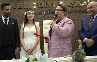 Bakan Yanık, genç çifte sürpriz nikah şahitliği...
