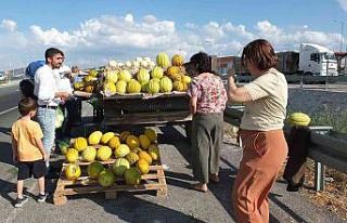 Balıkesir’de karayolu kenarında kavun pazarı...