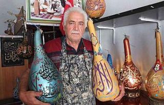 Balıkesirli usta hat sanatını su kabaklarına işliyor