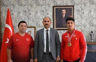 Balkan Şampiyonu Zaloğlu’nu makamında kabul etti