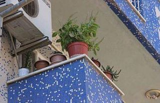 Balkon ve pencere önündeki çiçek saksıları tehlike...