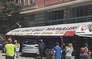 Bandırma’da otomobil simit dükkanına girdi