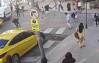 Bankaya giderken elindeki paralar rüzgarla savruldu:...