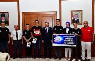 Başarılı öğrencilere Vali Şahin’den hediye