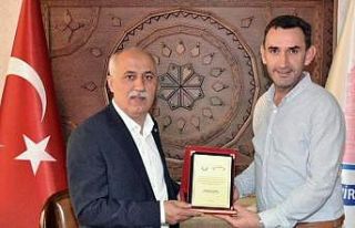 Başkan Aydın’dan İhlas Haber Ajansına plaket