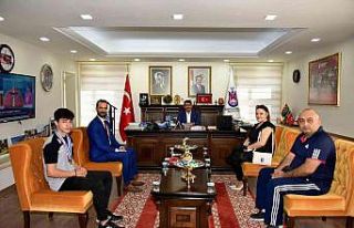 Başkan Çelik şampiyon sporcuları ödüllendirdi