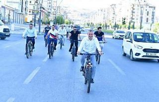 Başkan Çınar, mesaiye bisikletle geldi