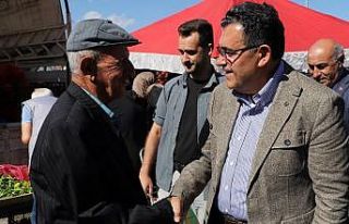 Başkan Demir ve ekibi sebze pazarına çıkarma yaptı