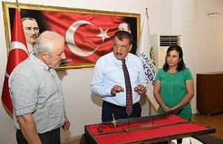 Başkan Gürkan’a kılıç hediyesi