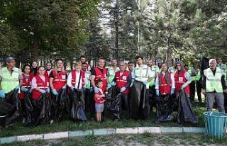 Başkan Işık, etkinliğe katılarak çevre temizliğine...