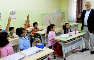 Başkan Kepez, okula yeni başlayan öğrencilere...