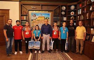 Başkan Savran, başarılı haltercileri ödüllendirdi