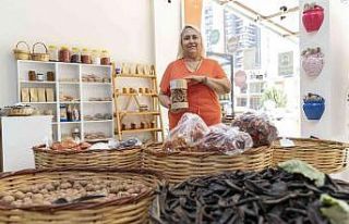 Belediyenin kadın stantlarında iş yeri sahibi oldu