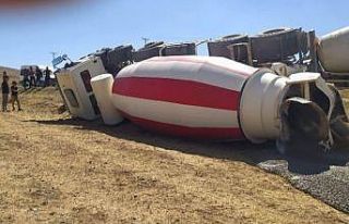 Beton mikseri yan yattı: 1 yaralı