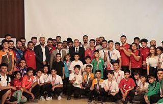 Beyazgül Şanlıurfa’ya madalyalarla dönen gençlerle...
