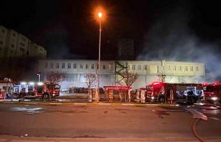 Beylikdüzü’nde 14 saattir yanan fabrikada itfaiyenin...