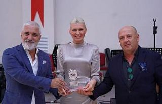 Bilecik’te iş insanları ödül töreninde bir...