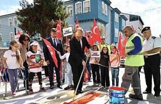 Bilecik’te yaya geçitleri kırmızıya boyandı