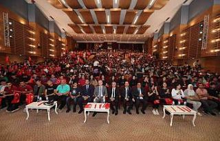 Bilgilendirme toplantısında öğrencilerle bir araya...