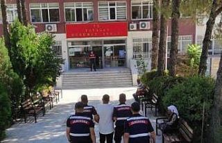 Bir kişiyi kapı ile duvar arasında sıkıştırarak...