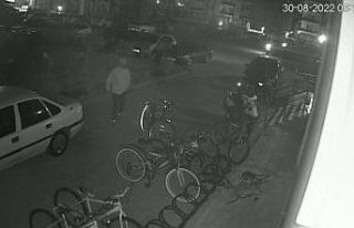 Bisiklet hırsızı güvenlik kamerasında
