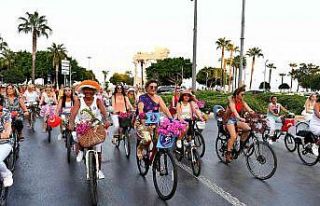 Bisikletseverler ’Süslü Kadınlar Bisiklet Turu’nda...