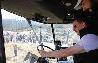 Burdur Valisi Arslantaş TAKEP çerçevesinde ayçiçeği...