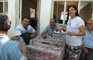 Burhaniye’de Fatma Kaya köyünde kahvehane işletiyor