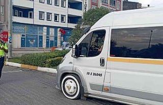 Burhaniye’de polis okul önlerinde denetimlerini...