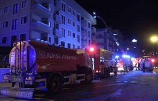 Bursa’da 6 katlı binanın çatı katı alev alev...