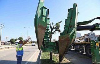 Bursa’da genişleyen yollarda kalan ağaçlar taşınıyor