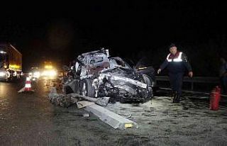 Bursa’da kamyona arkadan çarpan lüks otomobil...